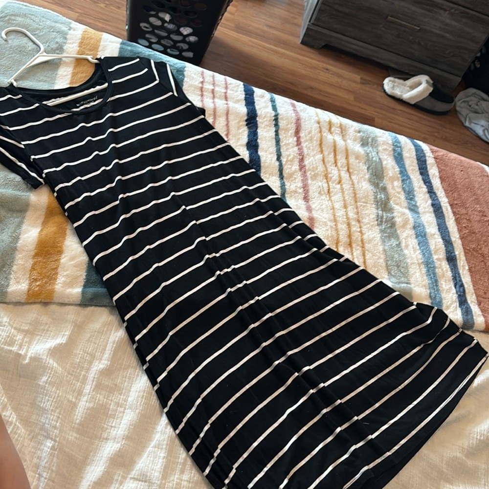 Black and white short sleeve maternity dress